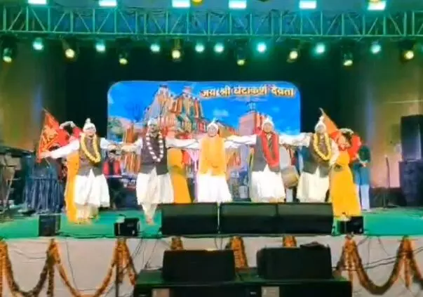 मसूरी शरदोत्सव में रेशमा शाह के गीतों पर थिरके गणेश जोशी और मीरा सकलानी मसूरी शरदोत्सव में रेशमा शाह के गीतों पर थिरके गणेश जोशी और मीरा सकलानी
