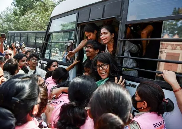 दिल्ली में आपातकाल जैसे कड़े प्रतिबंधों के बीच 3,000 से ज़्यादा प्रदर्शनकारी हिरासत में दिल्ली में आपातकाल जैसे कड़े प्रतिबंधों के बीच 3,000 से ज़्यादा प्रदर्शनकारी हिरासत में