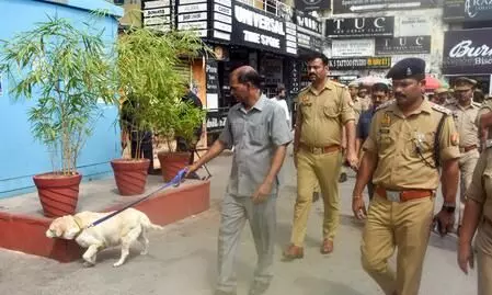 नोएडा: दर्जनों स्कूलों को बम की धमकी से मचा हड़कंप, पुलिस अलर्ट; बच्चों को भेजा जा रहा घर नोएडा: दर्जनों स्कूलों को बम की धमकी से मचा हड़कंप, पुलिस अलर्ट; बच्चों को भेजा जा रहा घर