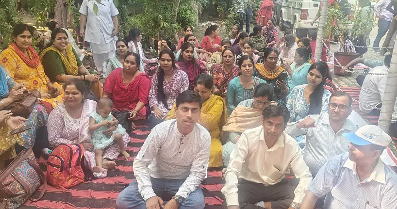 एनएचएम संविदा कर्मचारियों ने गाजियाबाद से लखनऊ तक बुलंद की आवाज, लंबित मांगों को लेकर प्रदर्शन एनएचएम संविदा कर्मचारियों ने गाजियाबाद से लखनऊ तक बुलंद की आवाज, लंबित मांगों को लेकर प्रदर्शन