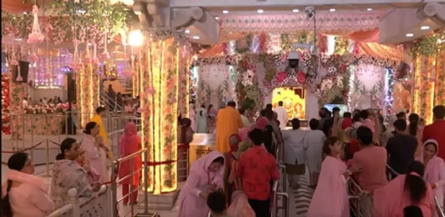 शारदीय नवरात्र के तीसरे दिन मां चंद्रघंटा की पूजा-अर्चना करने के लिए मंदिरों में श्रद्धालुओं का तांता शारदीय नवरात्र के तीसरे दिन मां चंद्रघंटा की पूजा-अर्चना करने के लिए मंदिरों में श्रद्धालुओं का तांता