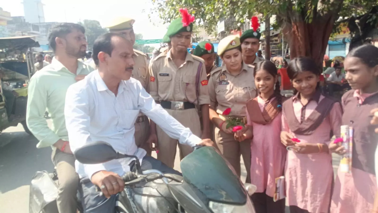 हेलमेट नहीं तो चालान नहीं, पहले गुलाब! एनसीसी कैडेट्स ने की गांधीगिरी हेलमेट नहीं तो चालान नहीं, पहले गुलाब! एनसीसी कैडेट्स ने की गांधीगिरी