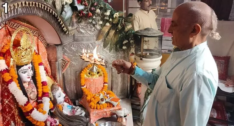 तीसरा नवरात्रि : भक्तों ने मां चंद्रघंटा स्वरुप की पूजा की तीसरा नवरात्रि : भक्तों ने मां चंद्रघंटा स्वरुप की पूजा की