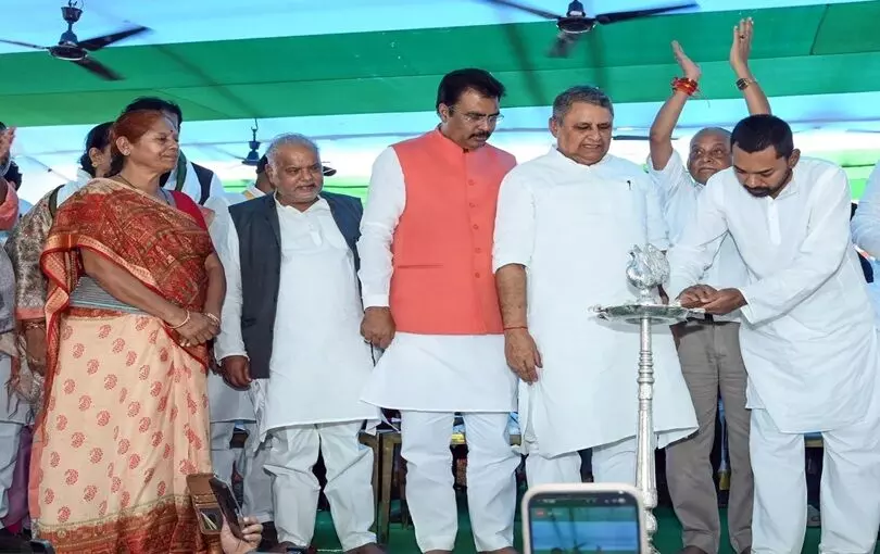 नवादा में NDA मंच पर भड़कीं JDU विधायक विभा देवी, हुआ हंगामा नवादा में NDA मंच पर भड़कीं JDU विधायक विभा देवी, हुआ हंगामा