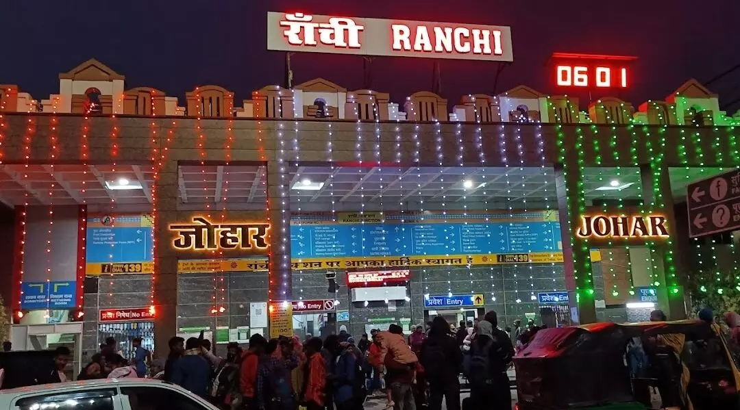 रांची रेलवे स्टेशन पर आधी रात बवाल, RPF जवानों पर पथराव; एक की कलाई में फ्रैक्चर रांची रेलवे स्टेशन पर आधी रात बवाल, RPF जवानों पर पथराव; एक की कलाई में फ्रैक्चर