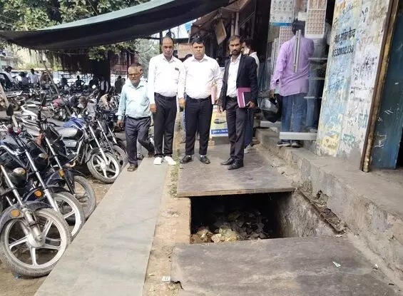 नाले के ऊपर रखा जाल टूटा, हादसे का डर, डीएम से की गई शिकायत