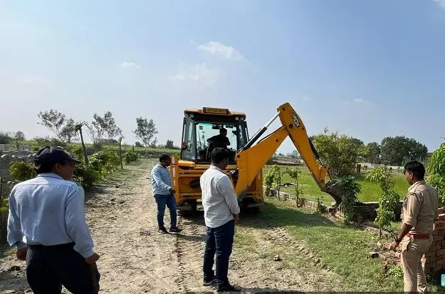 ब्रजघाट पर चला प्राधिकरण का पीला पंजा