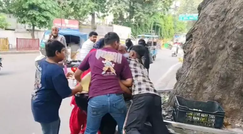 Moradabad : सीओ कार्यालय के सामने नारियल दुकान को लेकर जमकर मारपीट