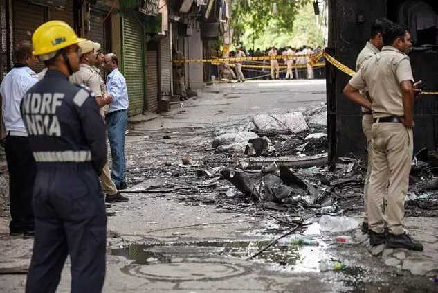 दिल्ली के एक रेस्टोरेंट में आग: एक व्यक्ति ने छोटे बच्चे को नीचे फेंका, 10 लोग खिड़की से कूदे