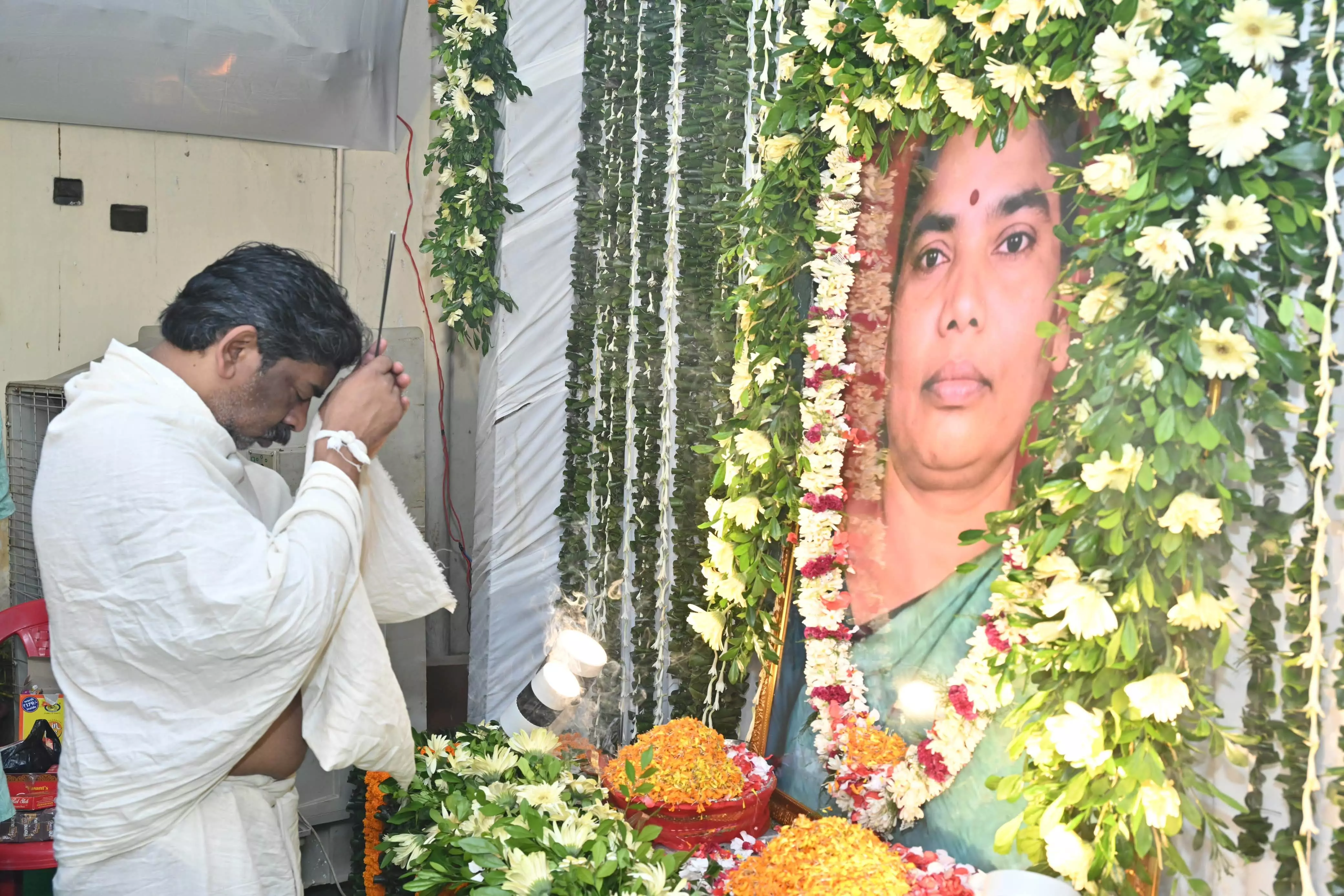माता रूपी सोरेन के श्राद्धकर्म के सातवें दिन हेमंत सोरेन ने निभाई पारंपरिक रस्में
