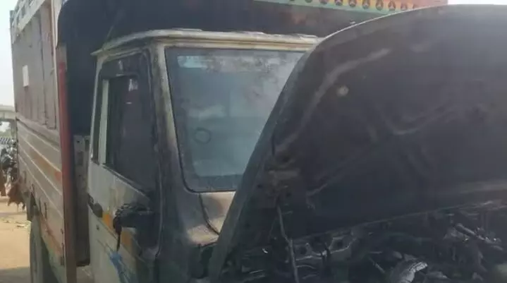 हाईटेंशन तार ने ली पड़िया की जान, दो पिकअप में लगी आग