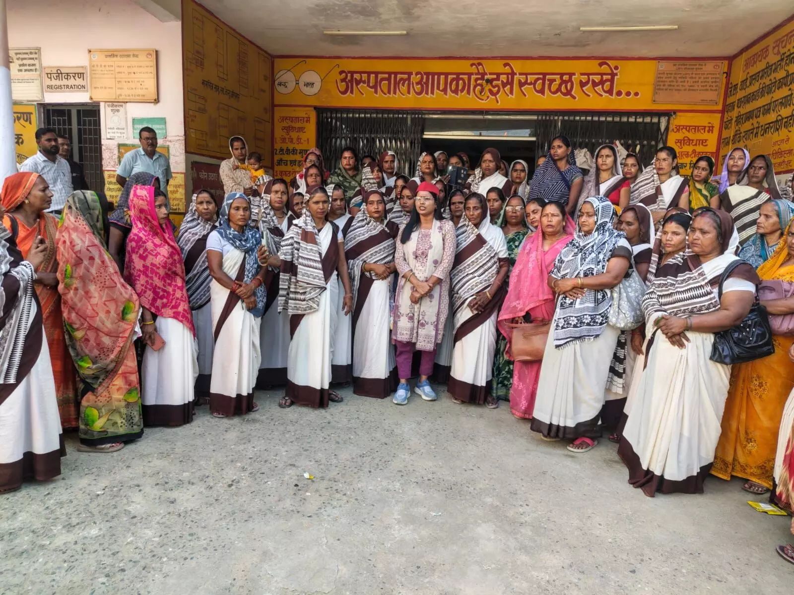 मानदेय की मांग पर आशाओं का धरना जारी