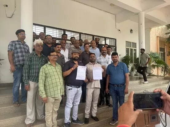 सैंपलिंग के नाम पर व्यापारी के उत्पीड़न के विरोध में व्यापारी मंडल ने किया प्रदर्शन