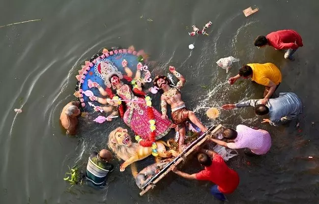 पानी में तैरती या आधी डूबी हुई दुर्गा प्रतिमाओं की तस्वीरें खींचने पर पुलिस ने लगाई रोक