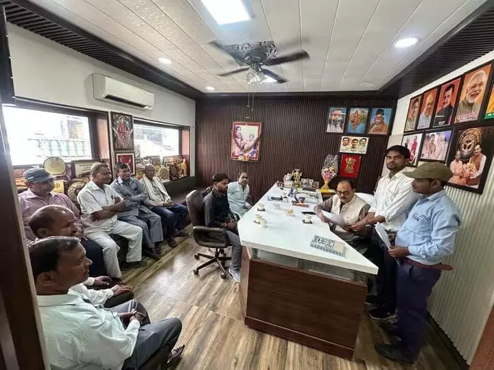 निगोही रोड पर रोशनी बढ़ाएंगी नई स्ट्रीट लाइटें, पालिकाध्यक्ष संजय गुप्ता ने किया लोकार्पण
