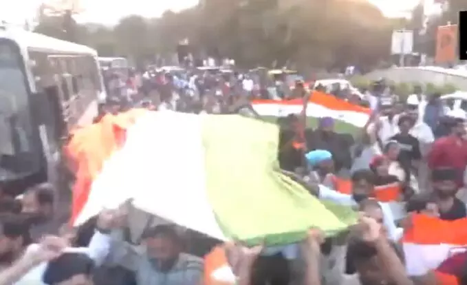 दिल्ली में ‘लहरा दो तिरंगा’ प्रदर्शन: दीपके व बोरा हिरासत में लिए गए