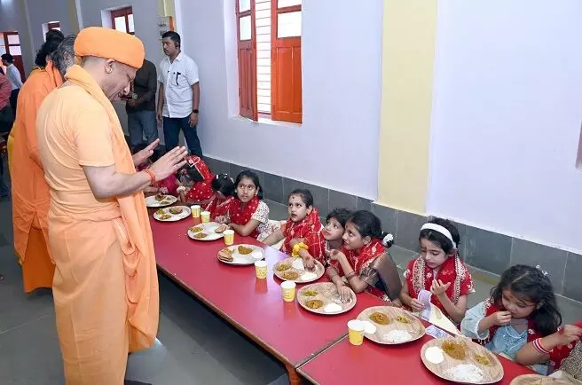 बेटियों के पांव पखार सीएम योगी ने की मातृ शक्ति की आराधना बेटियों के पांव पखार सीएम योगी ने की मातृ शक्ति की आराधना