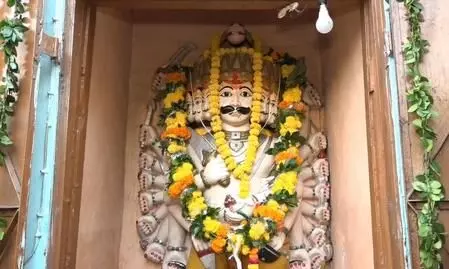 वर्ष में सिर्फ एक दिन खुलता है कानपुर का अनोखा दशानन मंदिर, पुतला दहन की बजाय होती है रावण की पूजा वर्ष में सिर्फ एक दिन खुलता है कानपुर का अनोखा दशानन मंदिर, पुतला दहन की बजाय होती है रावण की पूजा