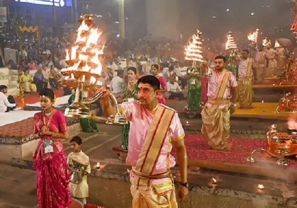 64 दिन बाद दशाश्वमेध घाट पर लौटी गंगा आरती, जलस्तर घटने से 84 घाटों का संपर्क बहाल 64 दिन बाद दशाश्वमेध घाट पर लौटी गंगा आरती, जलस्तर घटने से 84 घाटों का संपर्क बहाल