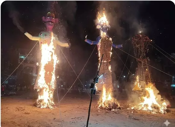 हापुड़ में बुधवार तड़के हुआ रावण, कुंभकर्ण व मेघनाथ के पुतले का दहन हापुड़ में बुधवार तड़के हुआ रावण, कुंभकर्ण व मेघनाथ के पुतले का दहन