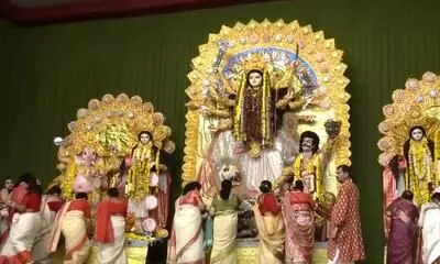विजयादशमी पर दिल्ली, बंगाल और त्रिपुरा में महिलाओं ने मनाई सिंदूर खेला रस्म विजयादशमी पर दिल्ली, बंगाल और त्रिपुरा में महिलाओं ने मनाई सिंदूर खेला रस्म