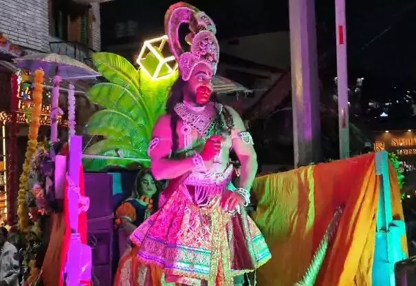 मसूरी में 80 साल की उम्र में भी हनुमान का किरदार निभा रहे चंद्रभान, 60 साल से नहीं टूटी परंपरा मसूरी में 80 साल की उम्र में भी हनुमान का किरदार निभा रहे चंद्रभान, 60 साल से नहीं टूटी परंपरा