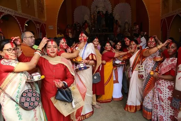 बोंगोतोरु के शारदोत्सव में सिंदूर खेला के साथ मां दुर्गा को दी गई भावभीनी विदाई बोंगोतोरु के शारदोत्सव में सिंदूर खेला के साथ मां दुर्गा को दी गई भावभीनी विदाई
