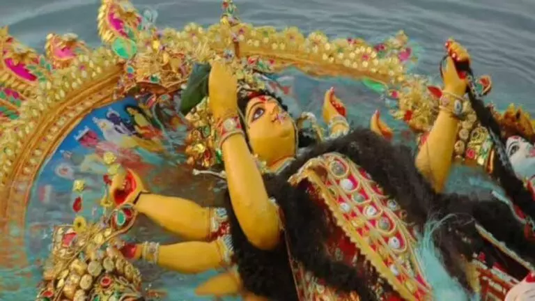 नम आंखों से मां दुर्गा को विदाई, रांची में गूंजा ‘अगले बरस फिर आना’ नम आंखों से मां दुर्गा को विदाई, रांची में गूंजा ‘अगले बरस फिर आना’