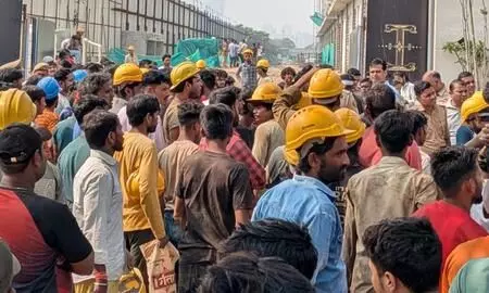 नोएडा: आइवरी काउंटी सोसाइटी में टावर से गिरकर मजदूर की मौत, सुरक्षा व्यवस्था पर उठे सवाल
