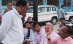 Moradabad : गंदगी से नाराज भाजपा पार्षदों का नगर आयुक्त आवास पर धरना