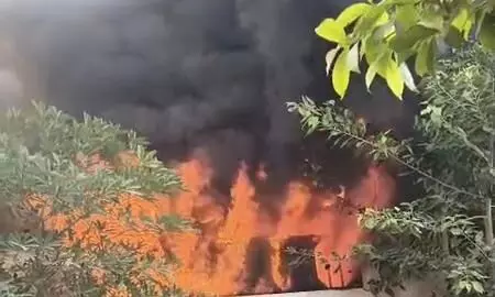 गाजियाबाद: लोनी ट्रॉनिका सिटी की फैब्रिकेशन फैक्ट्री में लगी भीषण आग, बड़ा हादसा टला