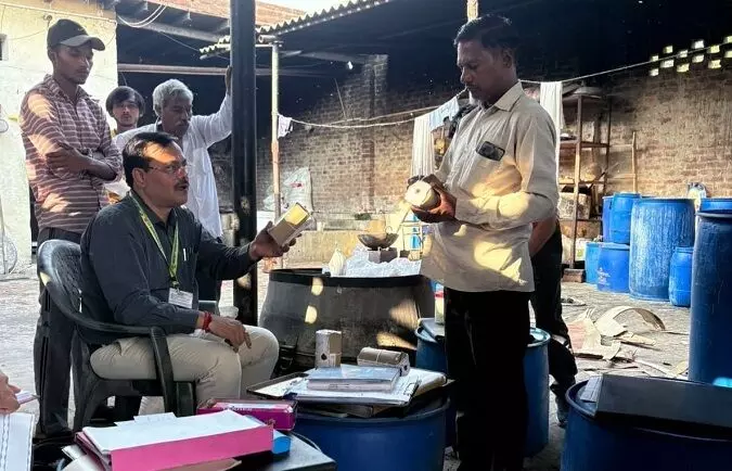 पिलखुवा में तिरूपति बंगाली स्वीट्स पर हुई कार्रवाई, दूषित बंगाली व रसगुल्ले नष्ट कराएं