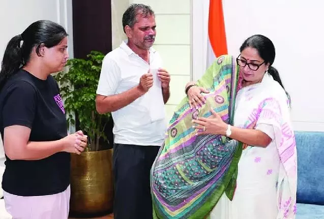 रेखा गुप्ता ने विभिन्न हादसों में जान गंवाने वाले लोगों के परिजनों को अनुग्रह राशि प्रदान की